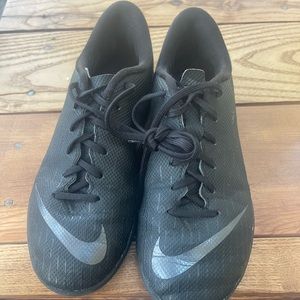 Nike Indoor soccer cleats black kids 2.5youth